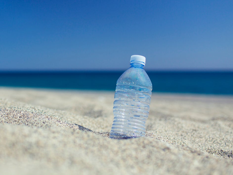 Botella plástica en la playa