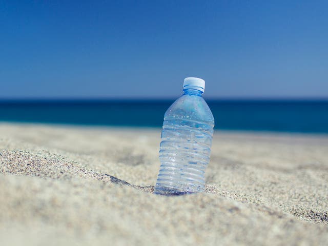 <p>Botella plástica en la playa</p>