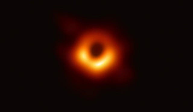 <p>La primera prueba visual directa del agujero negro supermasivo en el centro de la galaxia Messier 87 </p>