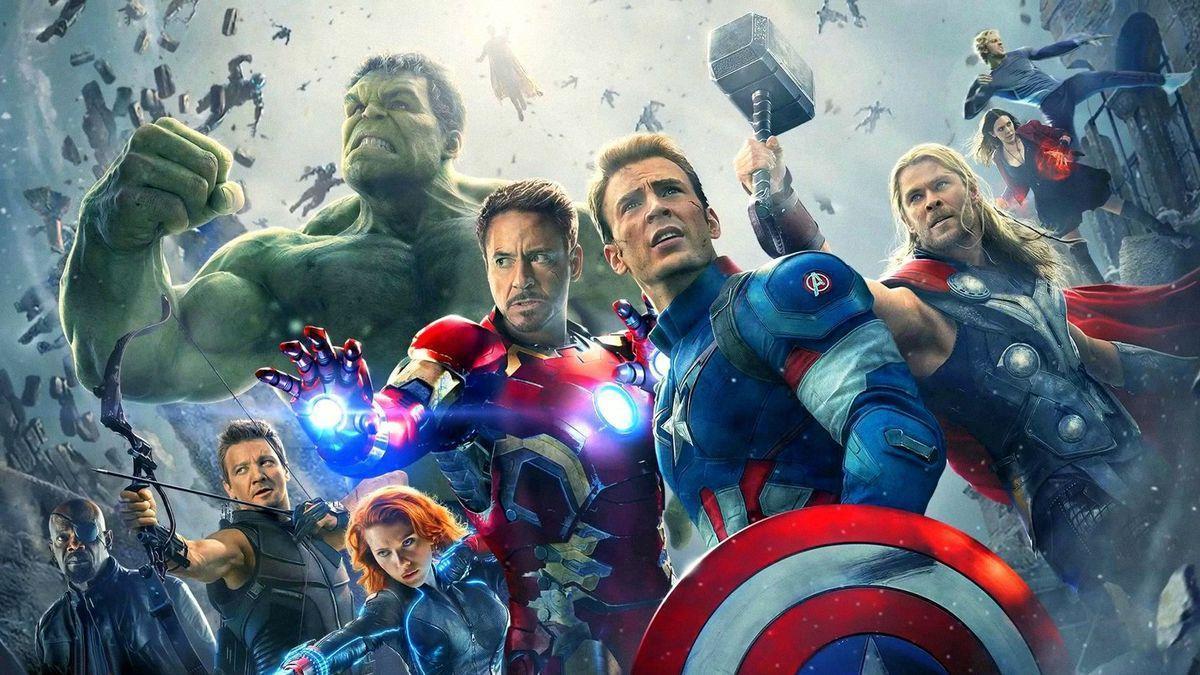 Joss Whedon cambió el cine con The Avengers. La película de conjunto reunió a una gran cantidad de superhéroes dispares, y en el proceso ganó más de $ 1,5 mil millones en la taquilla. Equilibrar todos esos personajes fue difícil, y en la secuela, Age of Ultron, el director estaba agotado. Whedon aparentemente no pudo reunir la capacidad de ver la película completa después de su finalización, diciendo: "Estoy atado y lo pasé fatal". Un año después, en 2016, el cineasta aclaró sus comentarios. “Estaba tan abatido por el proceso. Algo de eso estaba en conflicto con Marvel, lo cual es inevitable. Mucho se trataba de mi propio trabajo, y también estaba exhausto". Whedon agregó que sigue "orgulloso" de la película, pero todavía hay cosas que lo "frustran" enormemente.