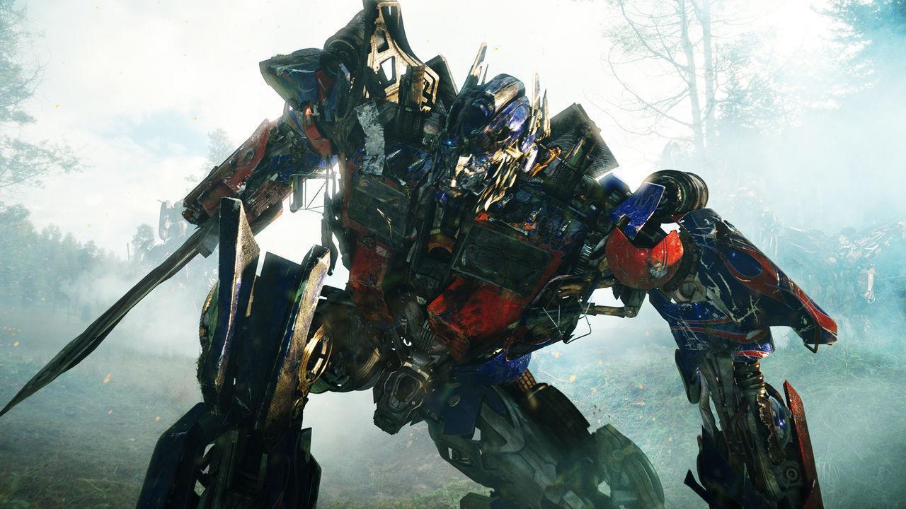 La primera película de Transformers fue bastante decente. Es posible que los críticos no se hayan enamorado del éxito de taquilla de CGI, pero no se puede negar que ver cómo los robots se golpean entre sí es un entretenimiento sin sentido del más alto nivel. Sin embargo, Michael Bay se las arregló para hacer un lío con esa simple fórmula ganadora en la secuela, Revenge of the Fallen, algo que luego admitió. "Cuando lo miro hacia atrás, eso fue una mierda", dijo sobre la película en 2011. "La huelga de los escritores estaba llegando con fuerza y rapidez. Era terrible hacer una película en la que tienes que tener una historia en tres semanas. Estuve preparando una película durante meses en los que solo tenía 14 páginas de alguna idea de lo que era la película. Es una manera absurda de hacer una película".