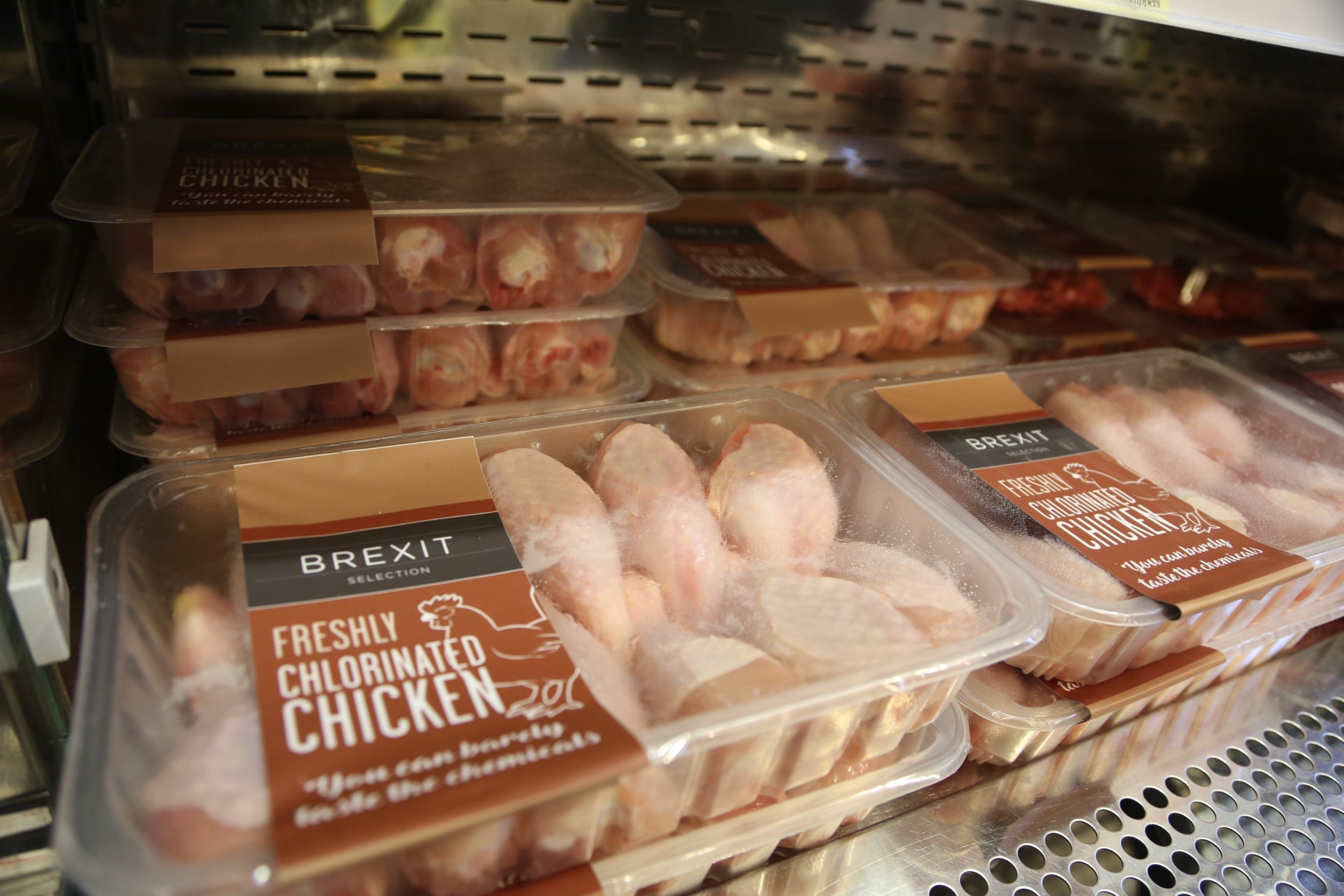 Paquetes de 'Brexit Selection Freshly Chloinated Chicken' se exhiben en la tienda emergente Brexit Minimart 'Costupper', creada por el grupo de campaña People's Vote, en noviembre de 2018.