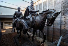 La estatua de Robert E Lee que fue removida de Charlottesville encuentra nuevo hogar en un complejo de golf