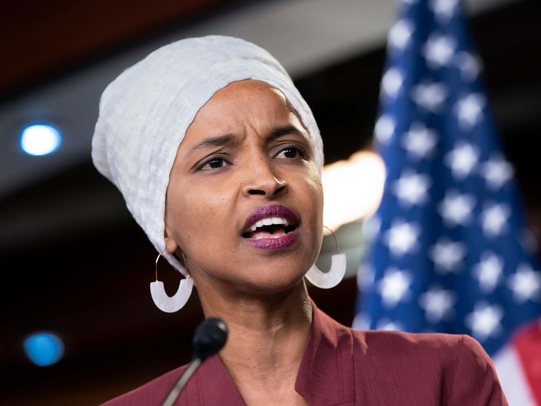 Ilhan Omar tacha de “vergonzoso e inaceptable” que Biden continúe construyendo el muro de Trump