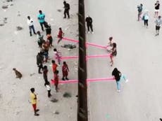 Frontera México-Estados Unidos: balancines rosados en el muro nombrado Diseño del Año 2020