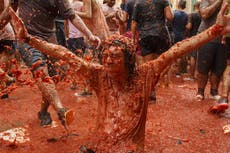 ¿Qué es La Tomatina, cómo empezó y dónde tiene lugar?