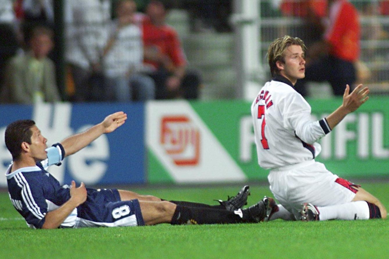 Diego Simeone reacciona después de que David Beckham le lanzara una patada durante el duelo entre Argentina e Inglaterra en Saint-Étienne, en el Mundial de 1998