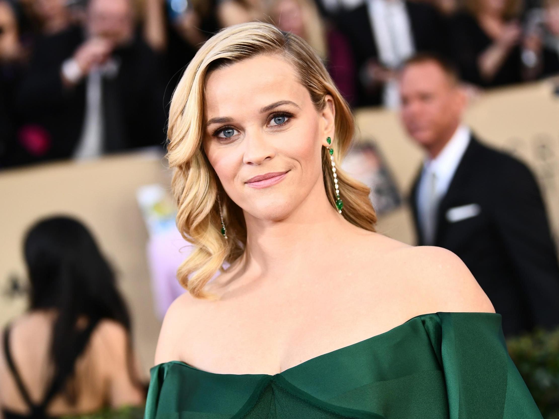 Reese Witherspoon habló sobre cómo era equilibrar el trabajo y la maternidad cuando era una madre joven en Hollywood.
