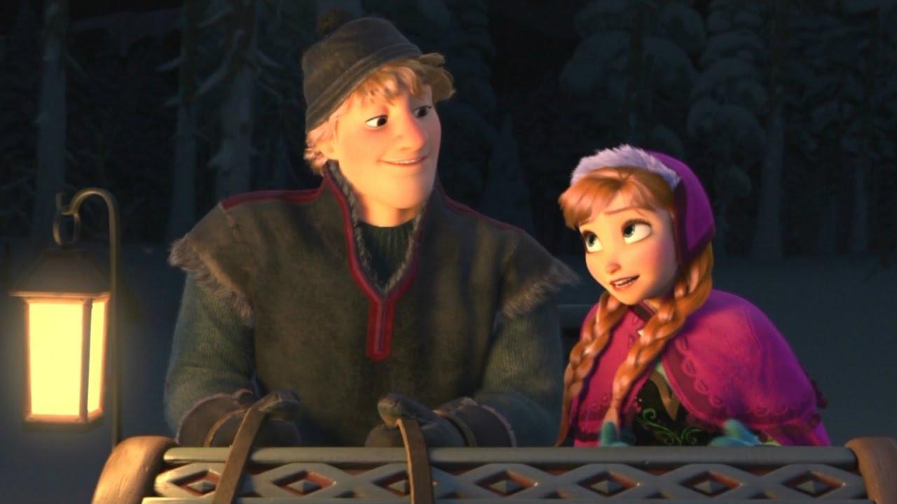 Cuando Anna se une por primera vez a Kristoff, este la interroga sobre su prometido Hans, e incluso le pregunta sobre el tamaño de sus pies. Sin embargo, Anna insiste en que “el tamaño de los zapatos no importa”