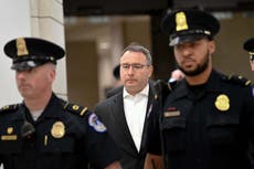 Trump “sigue representando una grave amenaza” para la democracia de EE.UU., dice testigo de juicio político