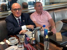 Ex asociado de Giuliani dice fue arrestado para proteger a Trump 