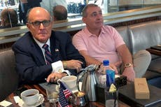 Ex asociado de Giuliani dice fue arrestado para proteger a Trump