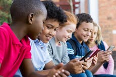 La mayoría apoyan la prohibición de los celulares en las escuelas