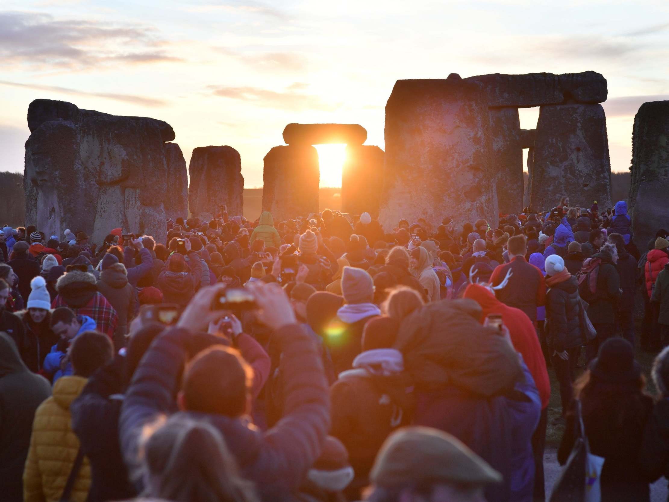 La gente se reúne en Stonehenge, en Wiltshire, para celebrar el solsticio de invierno