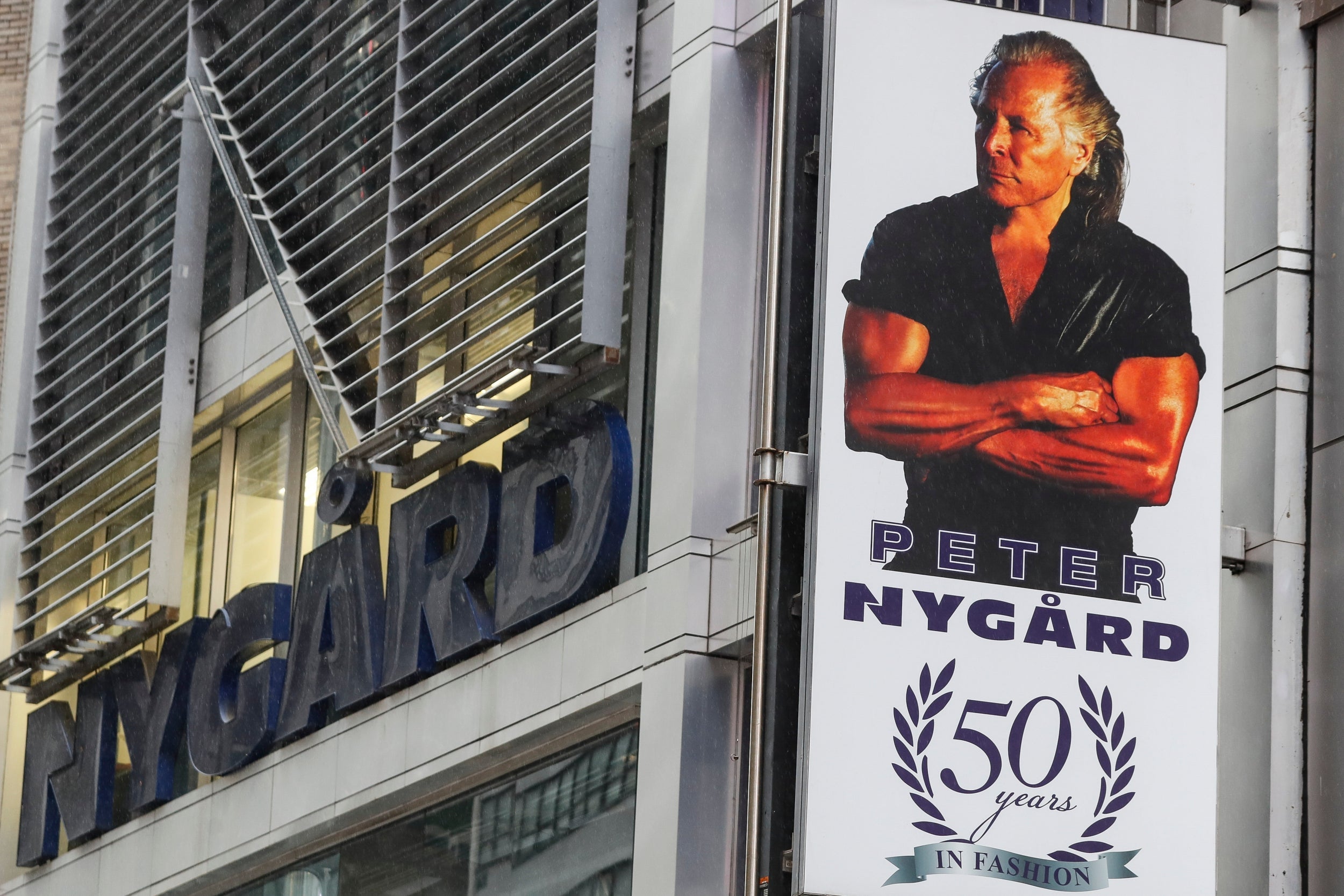 <p>Un cartel con una imagen de Peter Nygard fuera de su sede en Times Square, en la Ciudad de Nueva York.</p>