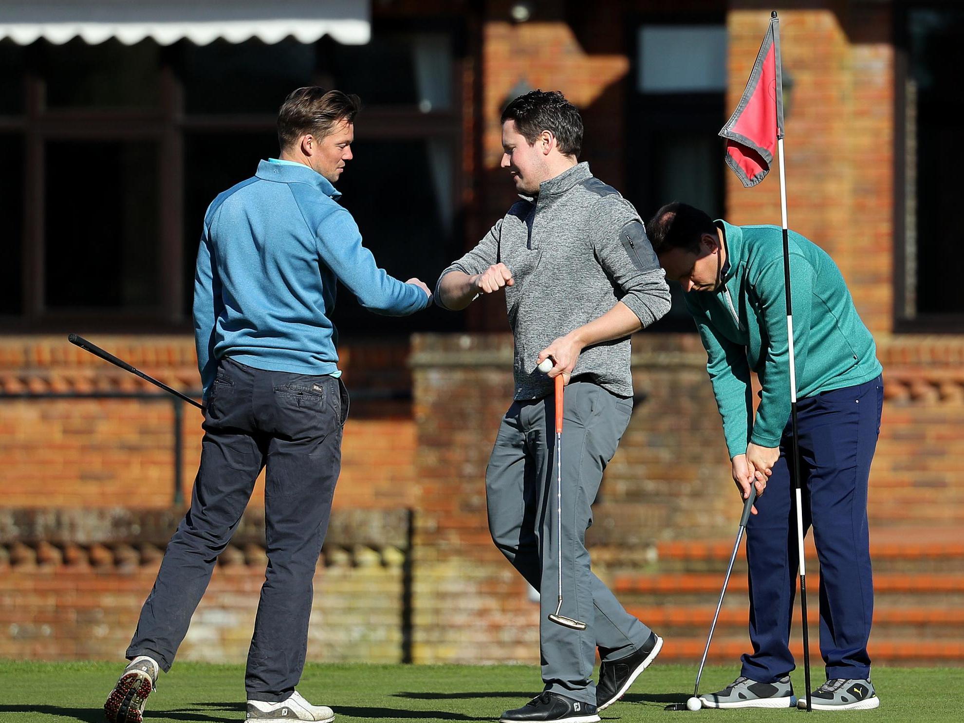 ¿Puedo jugar golf si me encuentro en un área con nivel 4?