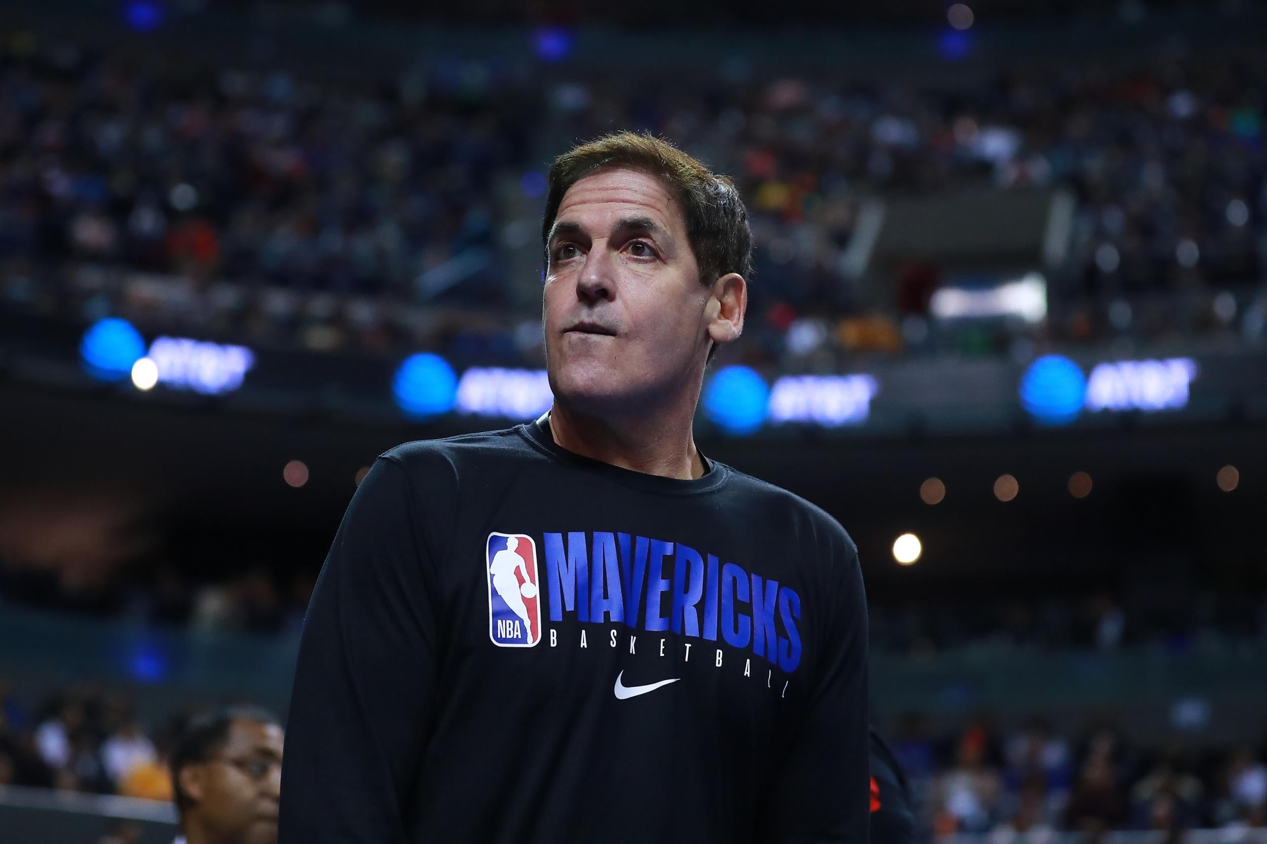 La decisión de Mark Cuban de no poner el himno nacional antes de los juegos de los Mavericks divide a los fanáticos