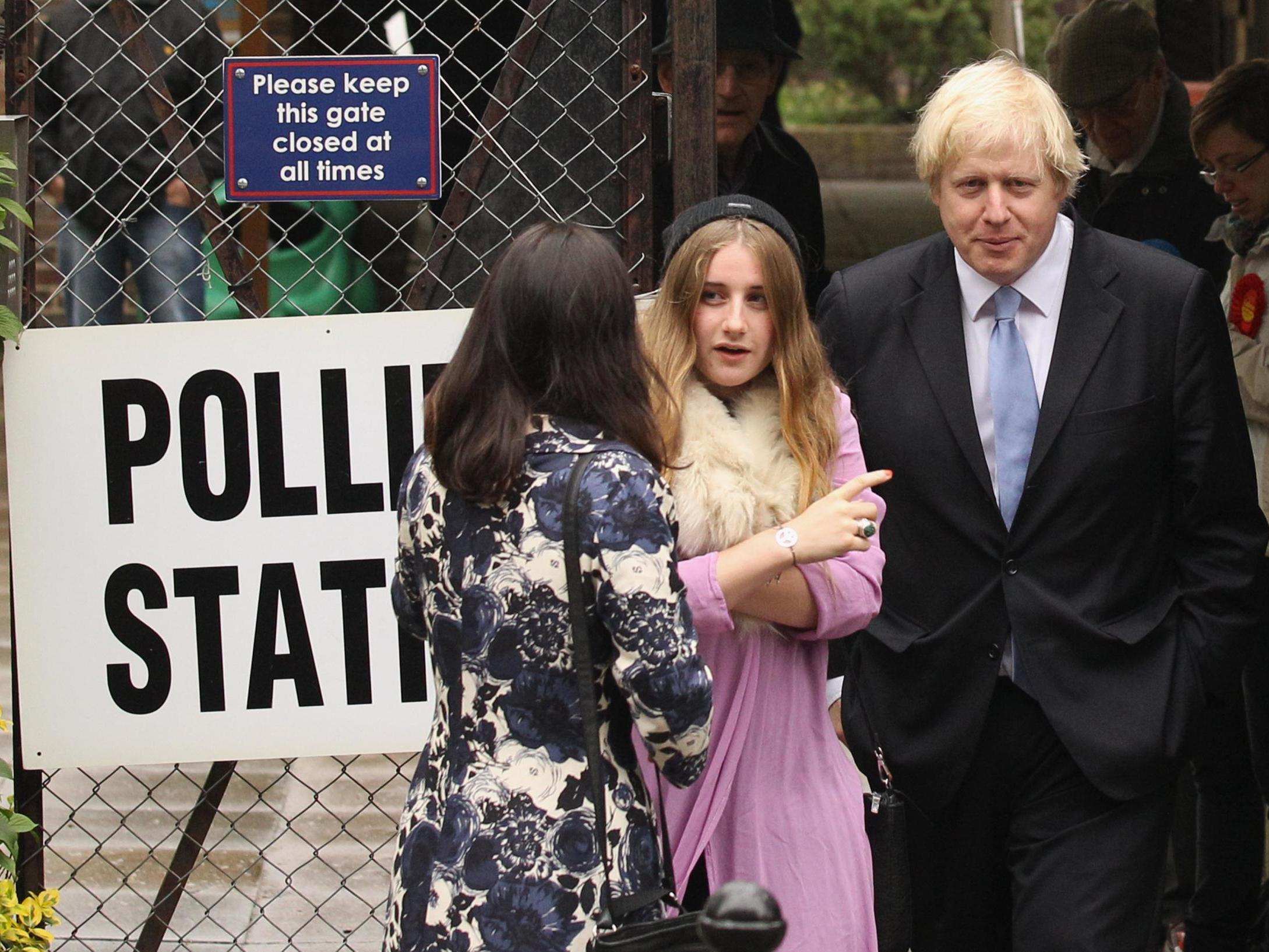 Boris Johnson fotografiado con su hija Lara Johnson en un colegio electoral tras depositar sus votos en las elecciones para el próximo alcalde de Londres en 2012