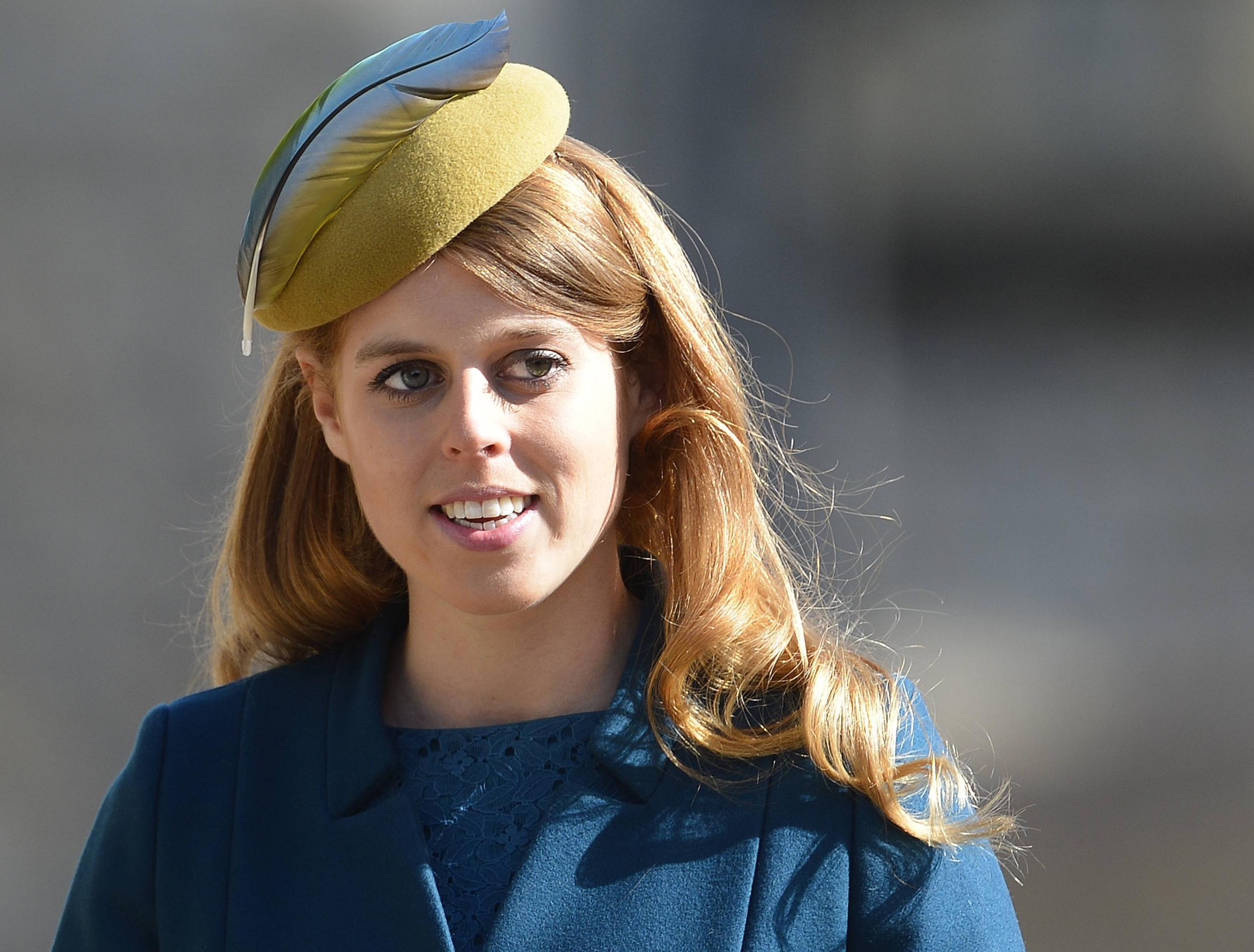 La princesa Beatriz usa sombrero durante un servicio de Pascua