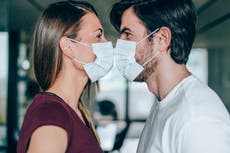 Mascarilla y sin besos: La nueva normalidad en las relaciones sexuales por el COVID-19