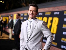 Resurge pasado racista de Mark Wahlberg tras su aparición en los premios SAG