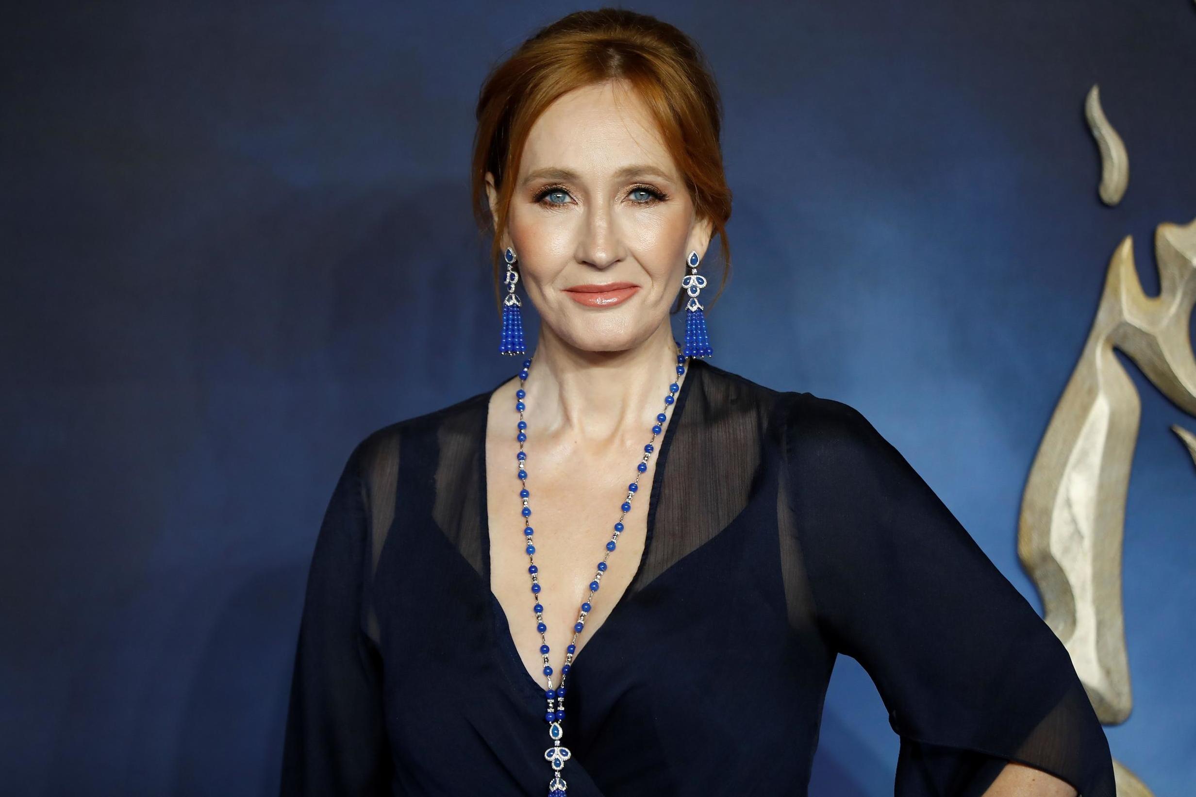 JK Rowling devuelve premio en medio de escándalo con comunidad trans