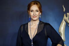 JK Rowling devuelve premio en medio de escándalo con comunidad trans