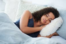 Cómo dormir durante una ola de calor, según los expertos