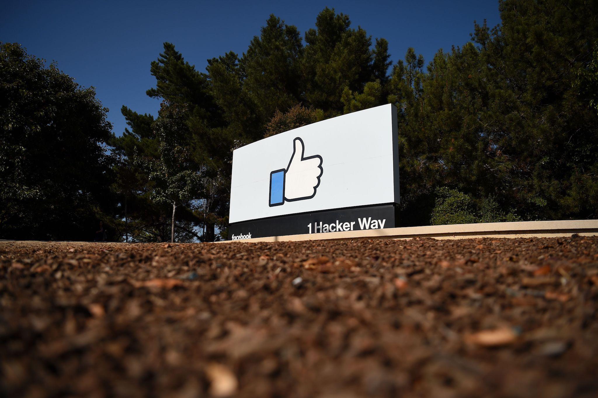 El letrero "Me gusta" de Facebook se ve en el campus de la sede corporativa de Facebook en Menlo Park, California, el 23 de octubre de 2019.