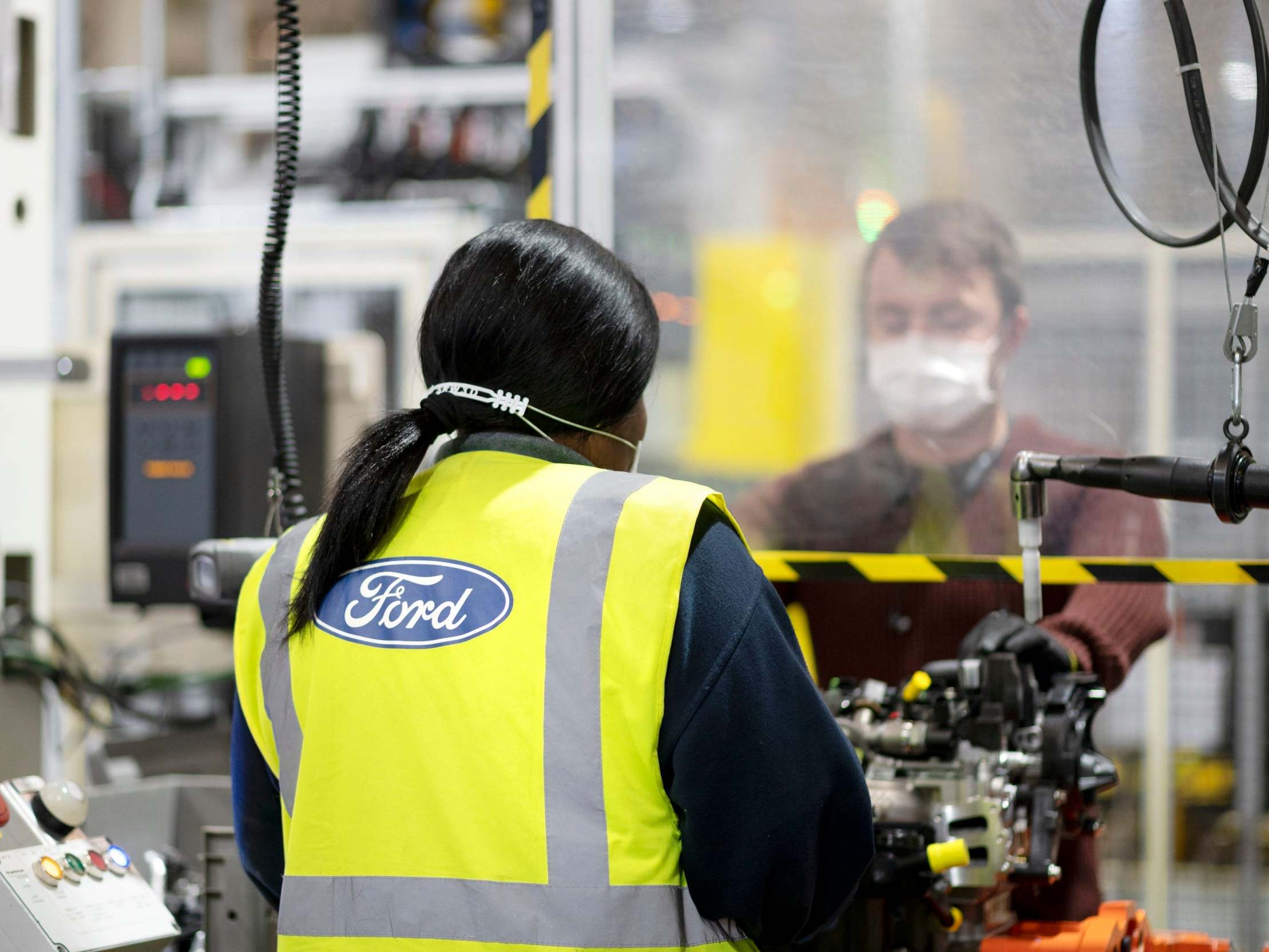 <p>Trabajadores de la planta de motores de Ford en Dagenham, Essex</p>