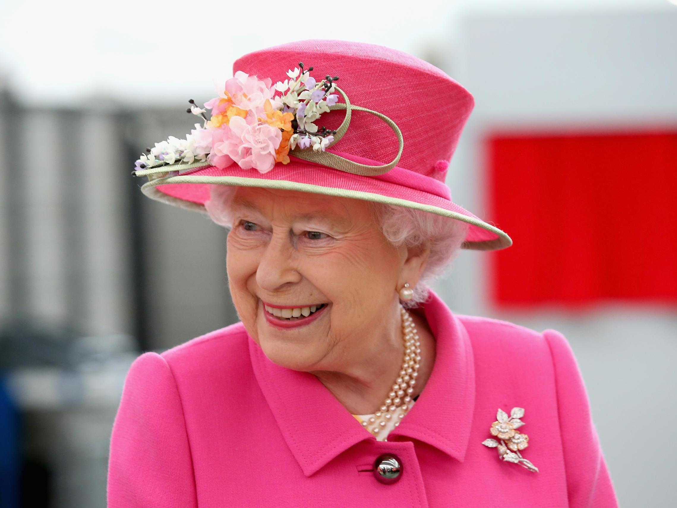 La Reina utiliza colores brillantes para ser fácilmente identificada