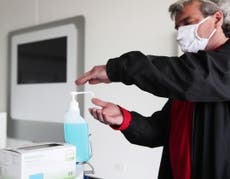 El uso masivo de gel antibacterial podría crear nuevas superbacterias, advierte experto