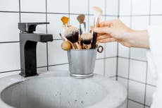 Descubre cómo limpiar adecuadamente tu maquillaje en la era Covid-19