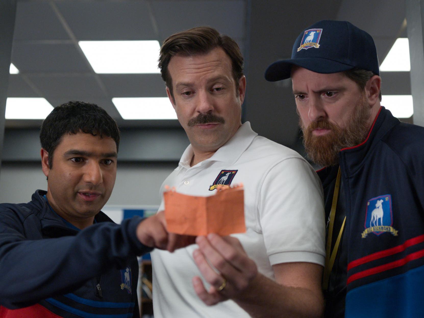 Nick Mohammed, Jason Sudeikis y Brendan Hunt en ‘Ted Lasso’