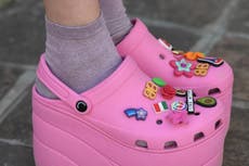 Crocs: ¿cómo se convirtió el zapato más controversial de la moda en tendencia durante la pandemia?