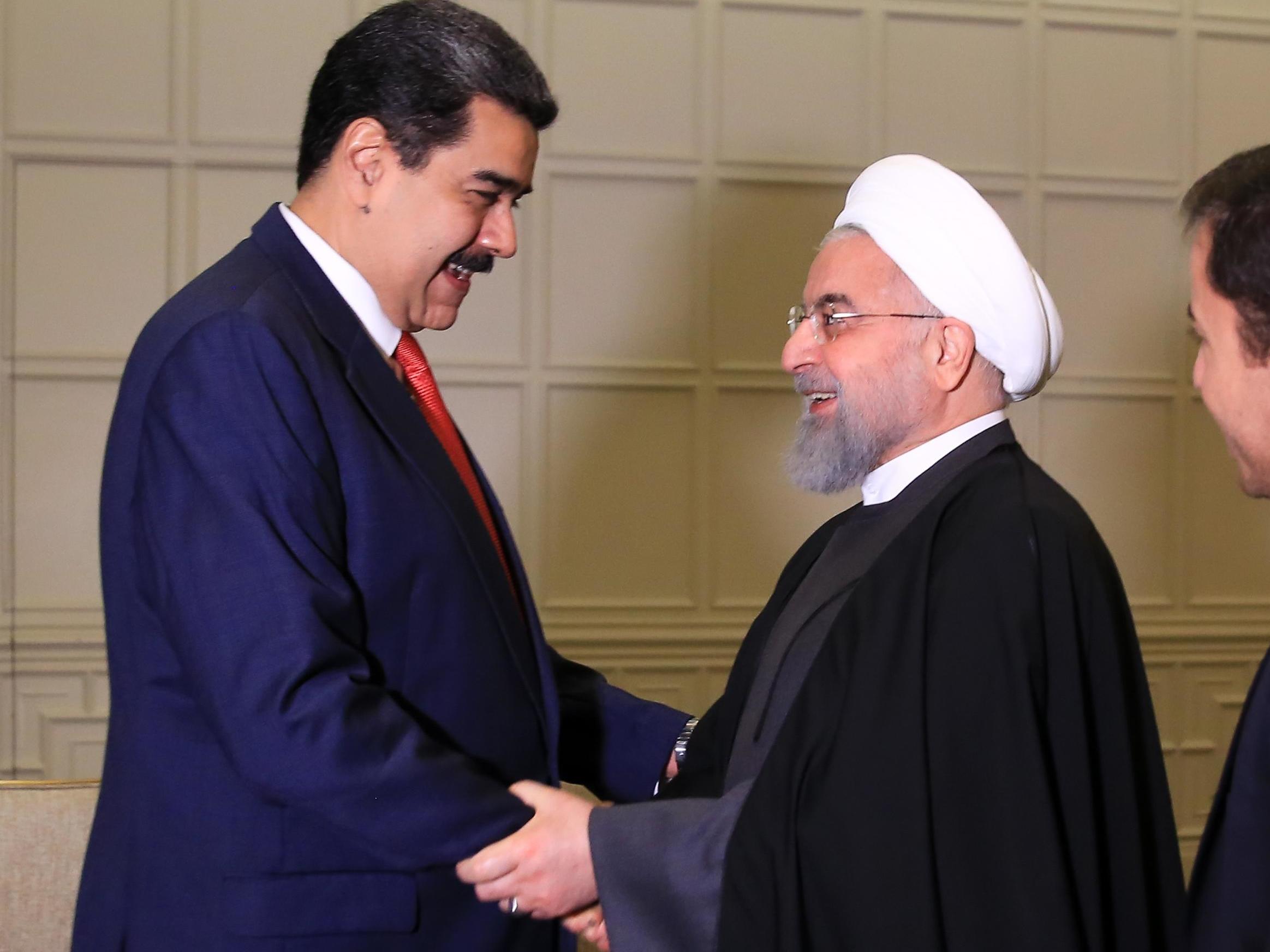 Nicolás Maduro saluda al presidente de Irán, Hassan Rouhani, antes de una reunión bilateral en Bakú en octubre de 2019