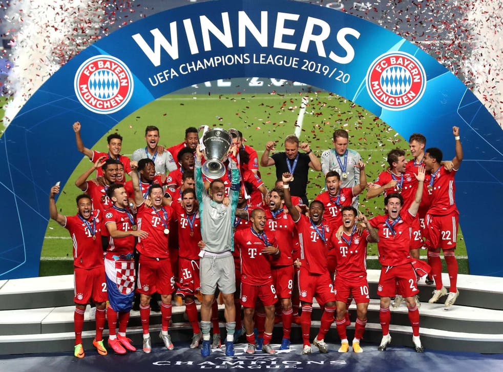 El capitán del Bayern Manuel Neuer levanta el trofeo de la Champions League
