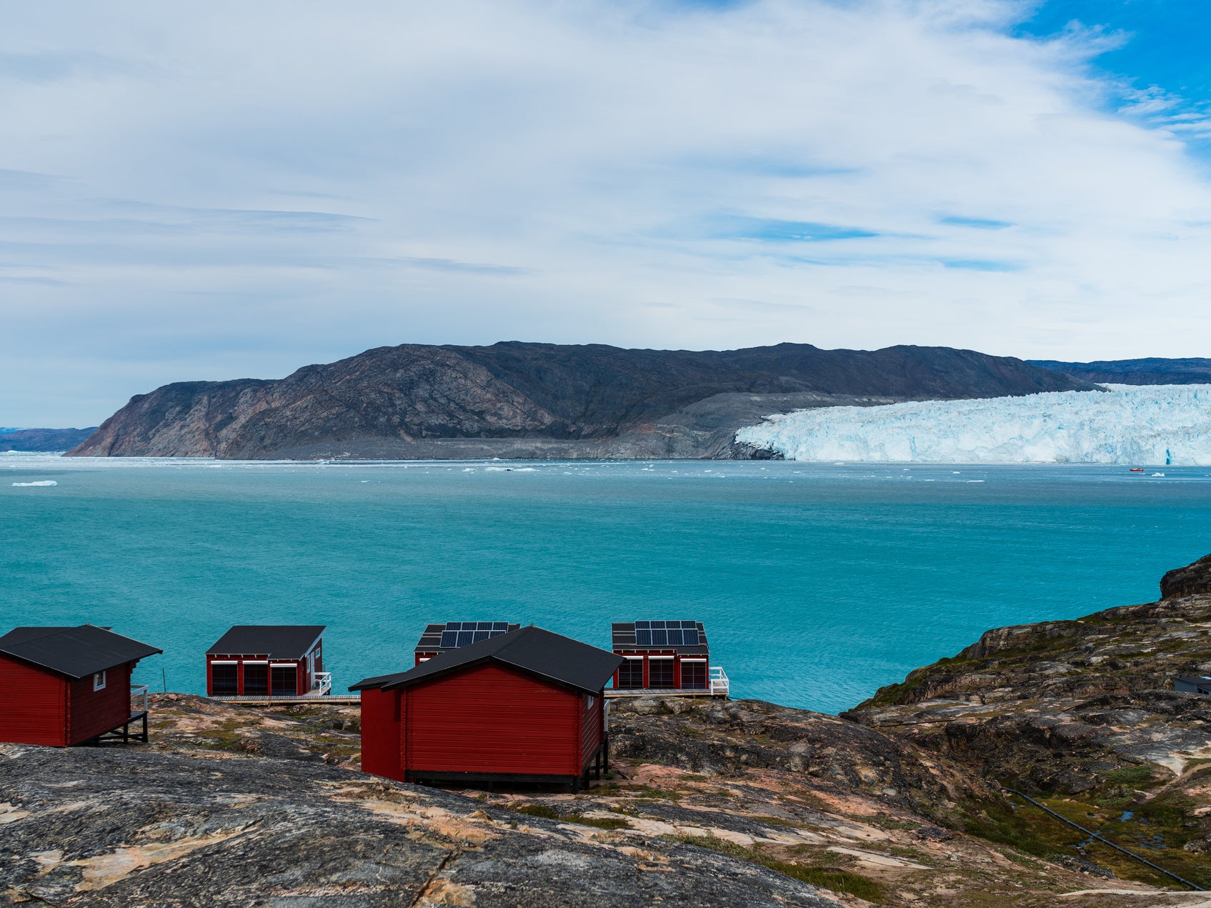 El famoso glaciar Eqi de Groenlandia. La capa de hielo que cubre la mayor parte de la isla contiene suficiente hielo para elevar el nivel global del mar en más de 7 metros si se derritiera.
