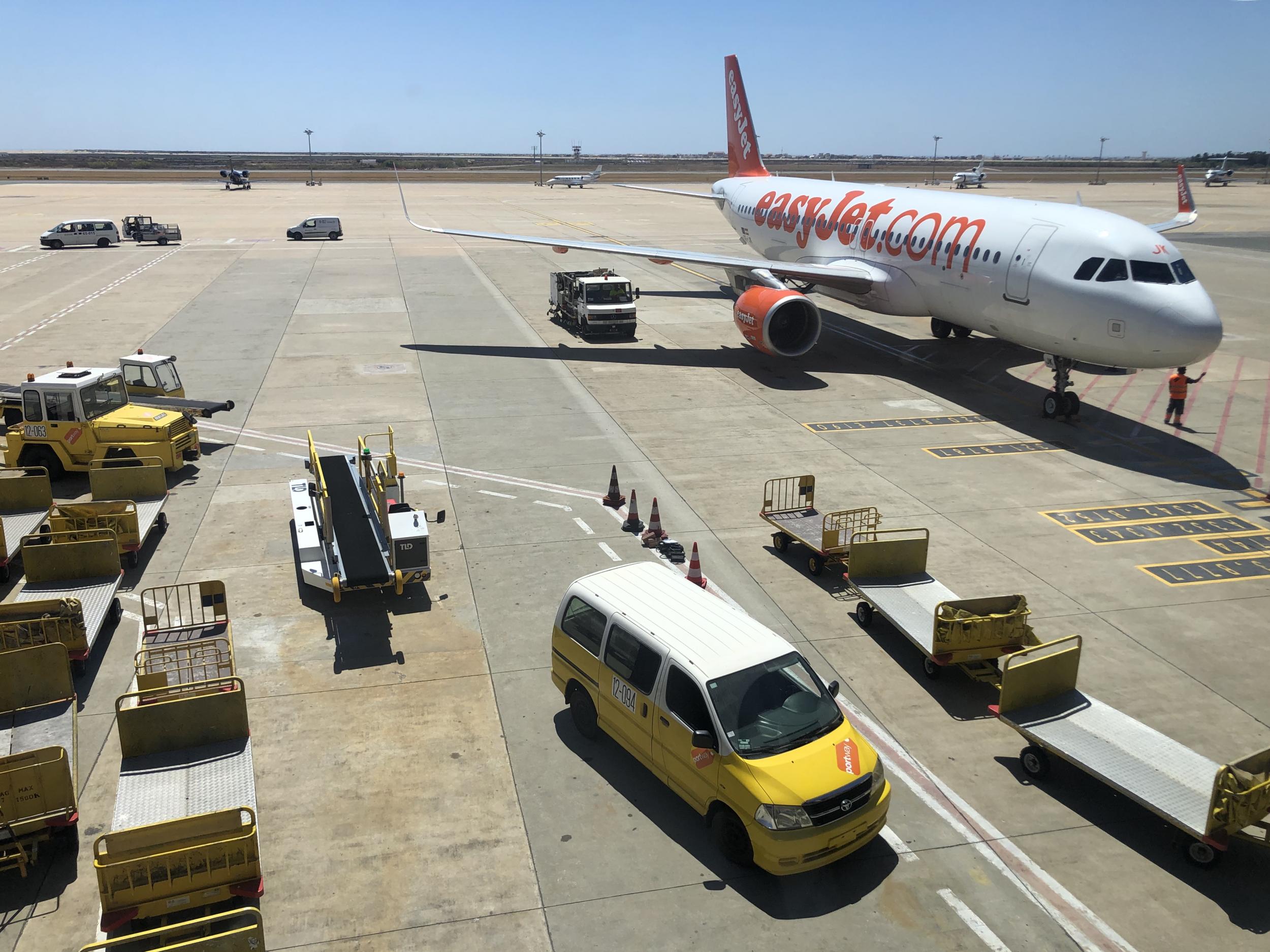 ¿Buena señal? Un Airbus de easyJet en el aeropuerto de Faro en Portugal
