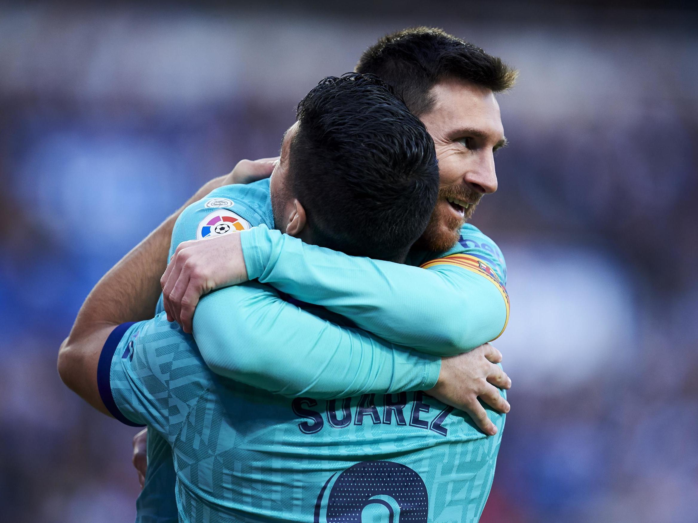 Luis Suárez jugador del Barcelona celebra con su compañero Lionel Messi