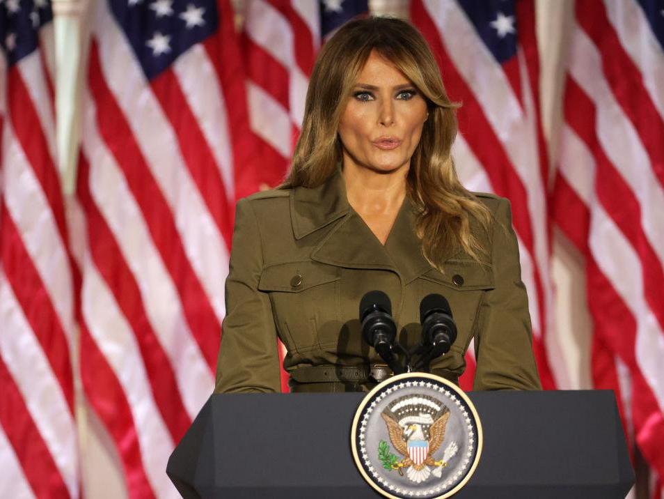 Melania Trump dice que el país merece ‘total honestidad’ del presidente en su discurso durante la Convención Nacional Republicana