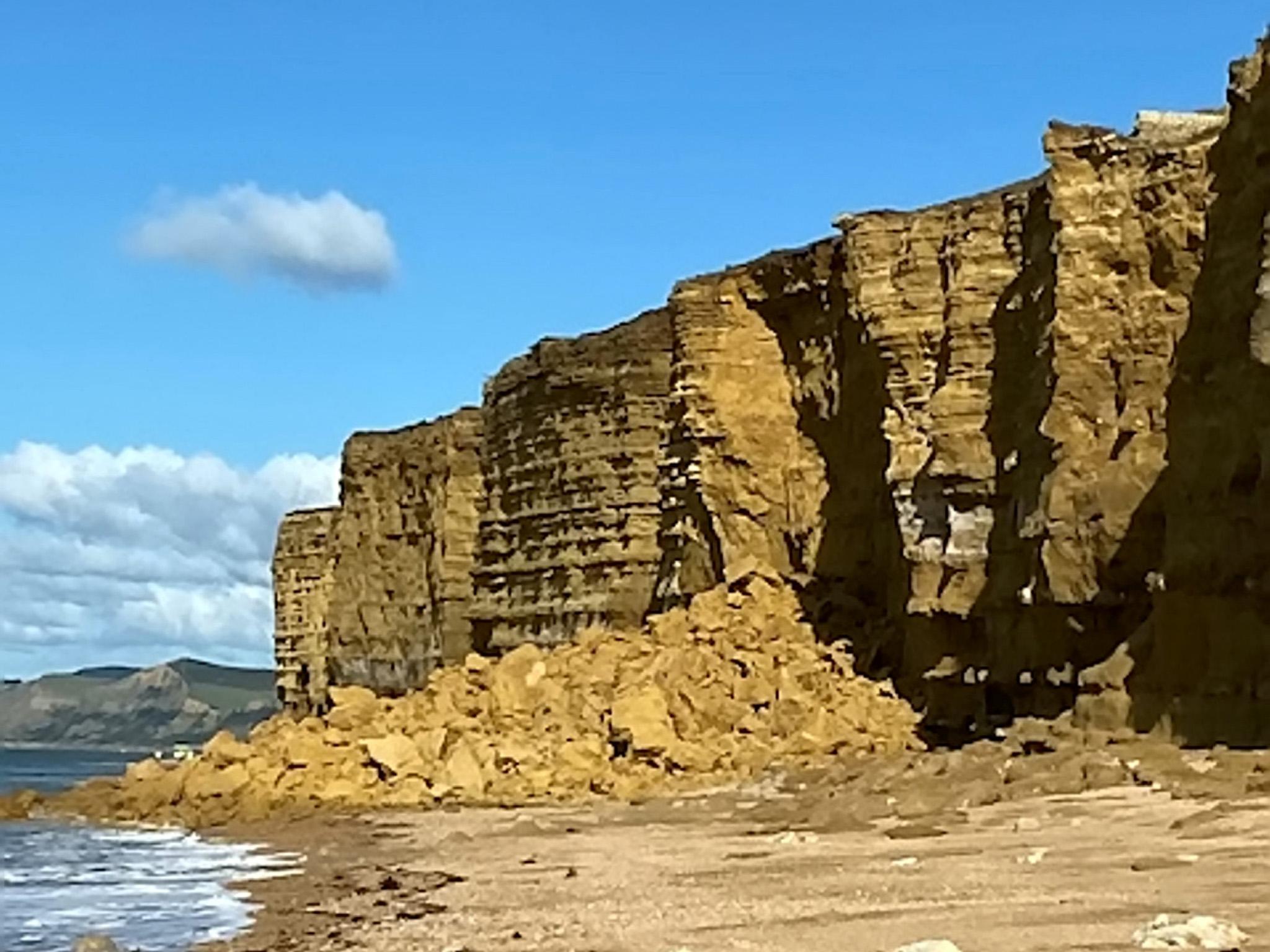 Caída de un acantilado en Hive Beach por Burton Bradstock en la Costa Jurásica de Dorset
