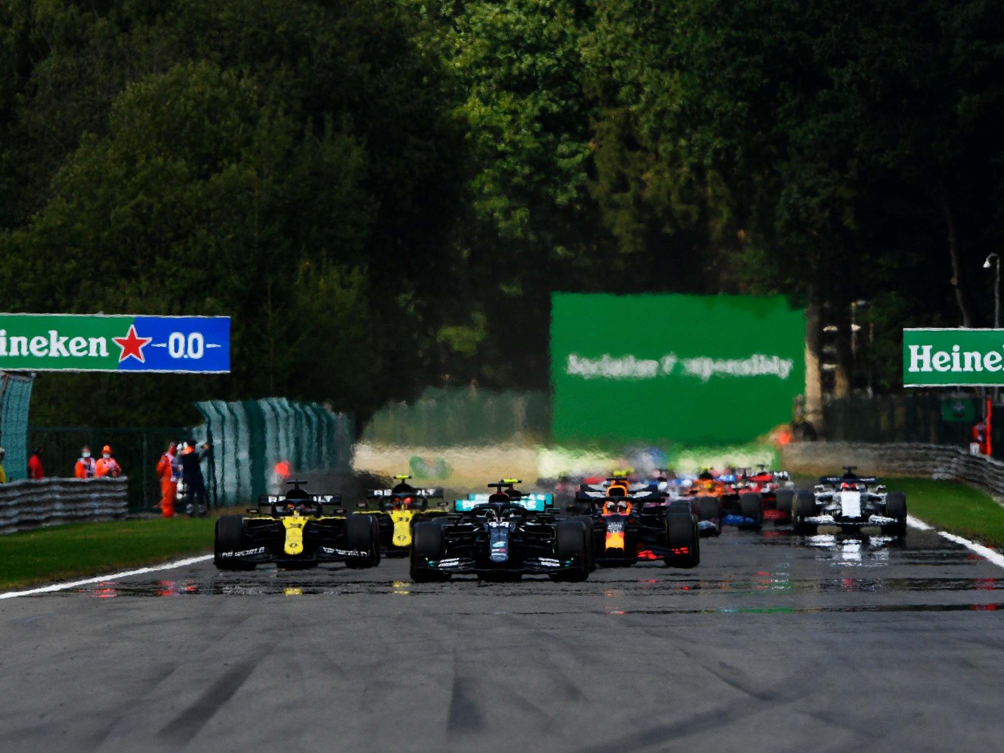 Lewis Hamilton lidera el Gran Premio de Bélgica en la primera vuelta