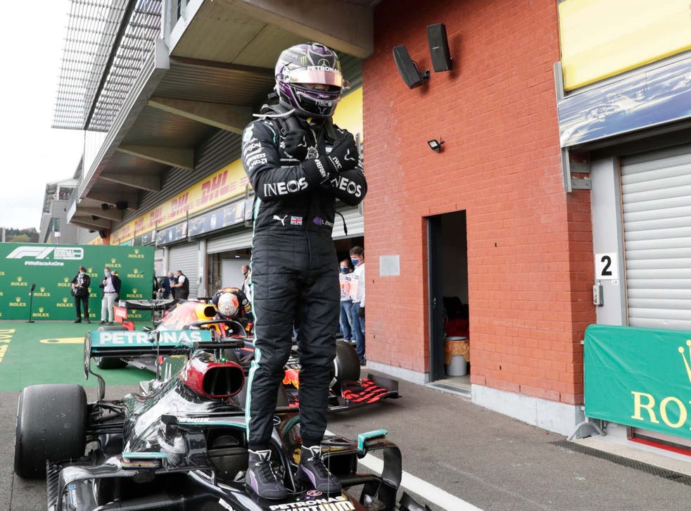 Lewis Hamilton celebra  tras ganar el Gran Premio de Bélgica rindiendo homenaje a Chadwick Boseman