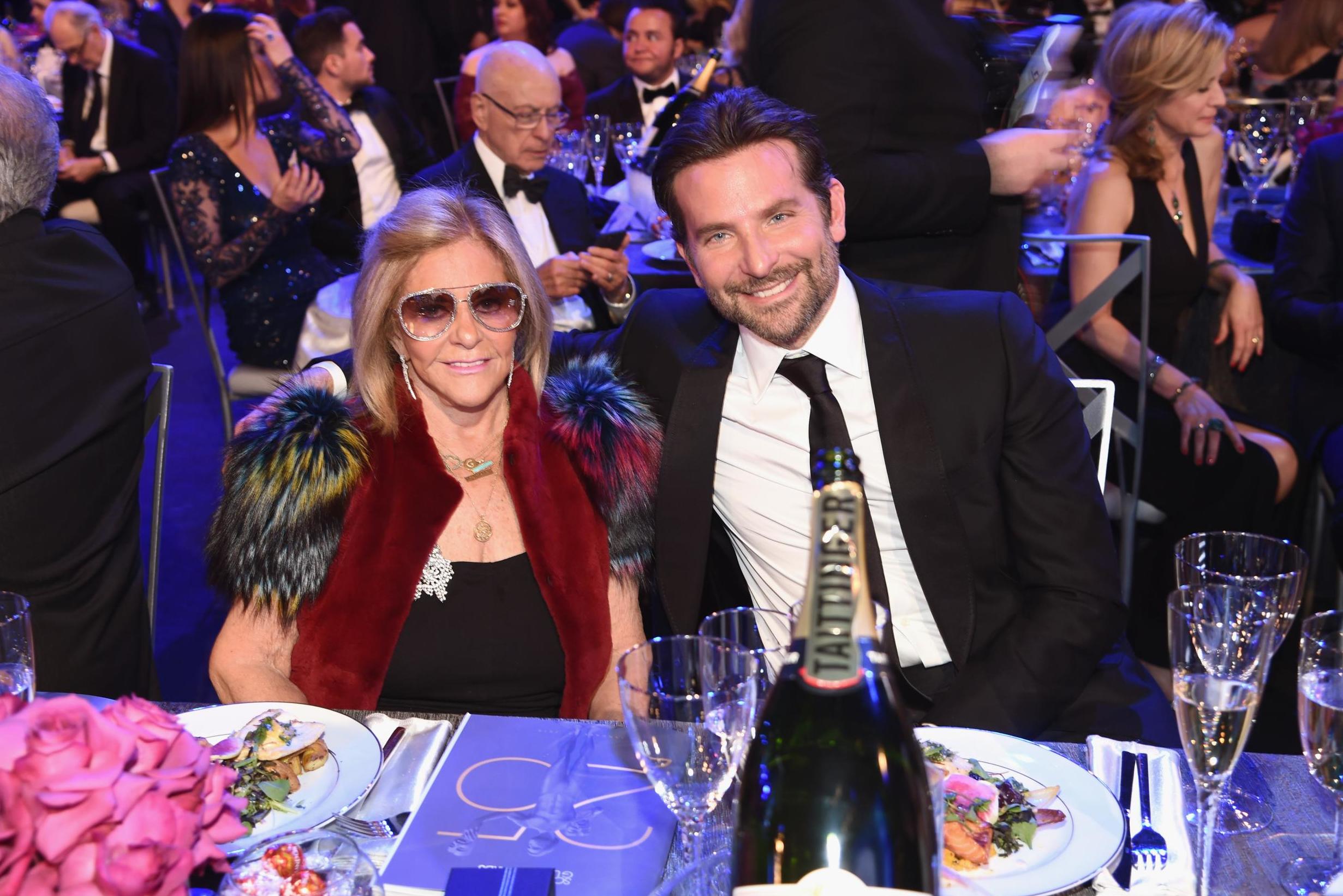 Bradley Cooper y su madre Gloria Campano en los Premios SAG el 27 de enero de 2019 en Los Ángeles, California.