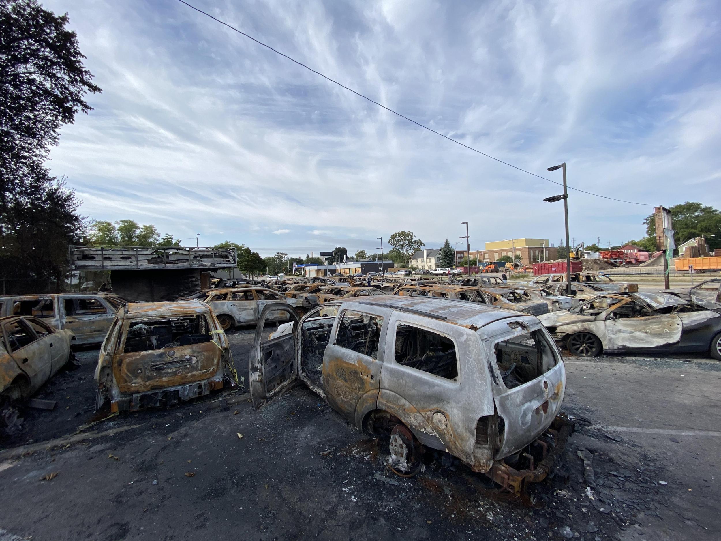 Imagen de coches que fueron quemados durante las recientes protestas en Kenosha, Wisconsin.
