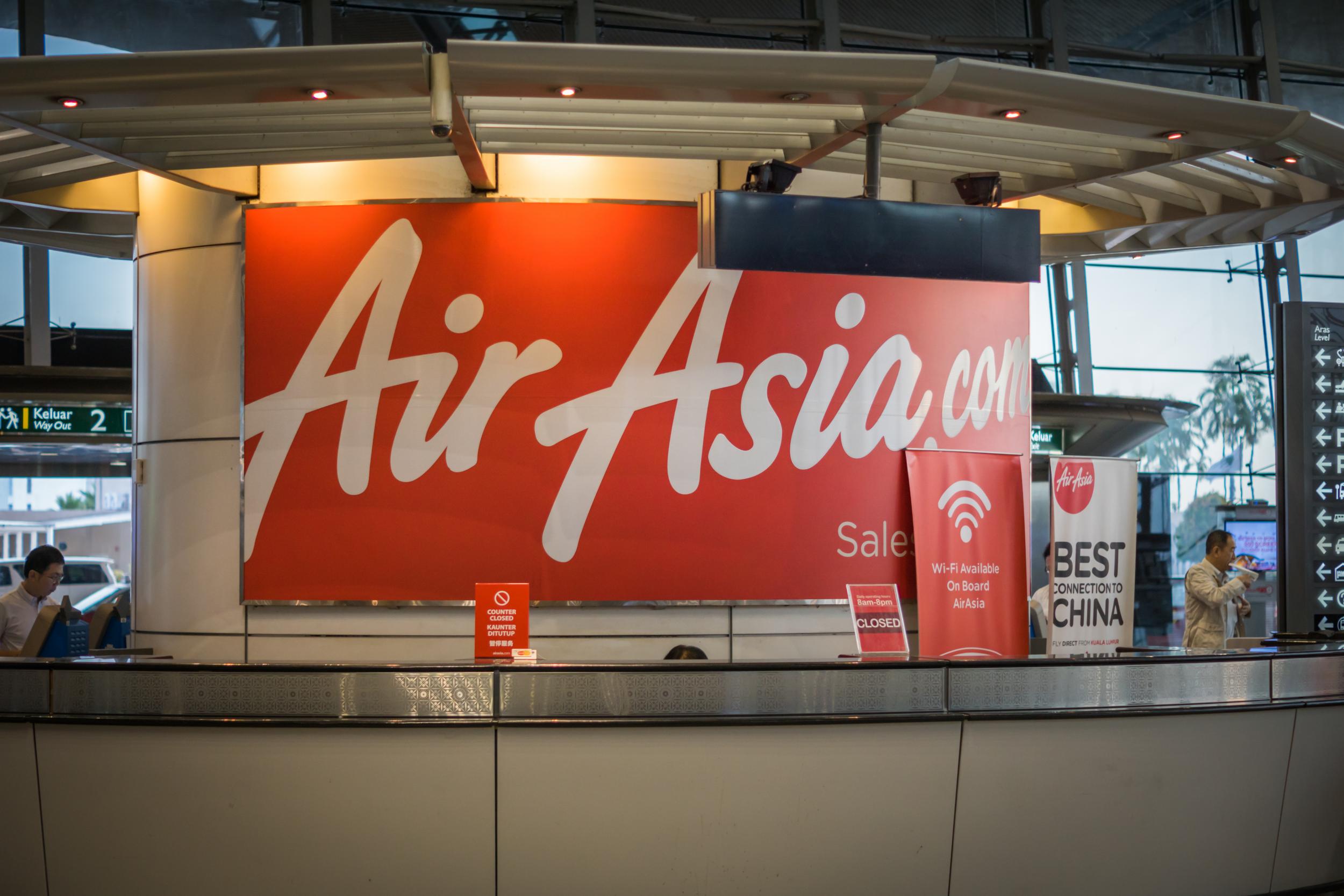 Un mostrador de servicio de AirAsia en el aeropuerto internacional de Kuala Lumpur