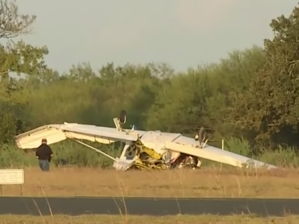 Los restos del accidente de avión en el aeropuerto Coulter Field en Bryan, Texas