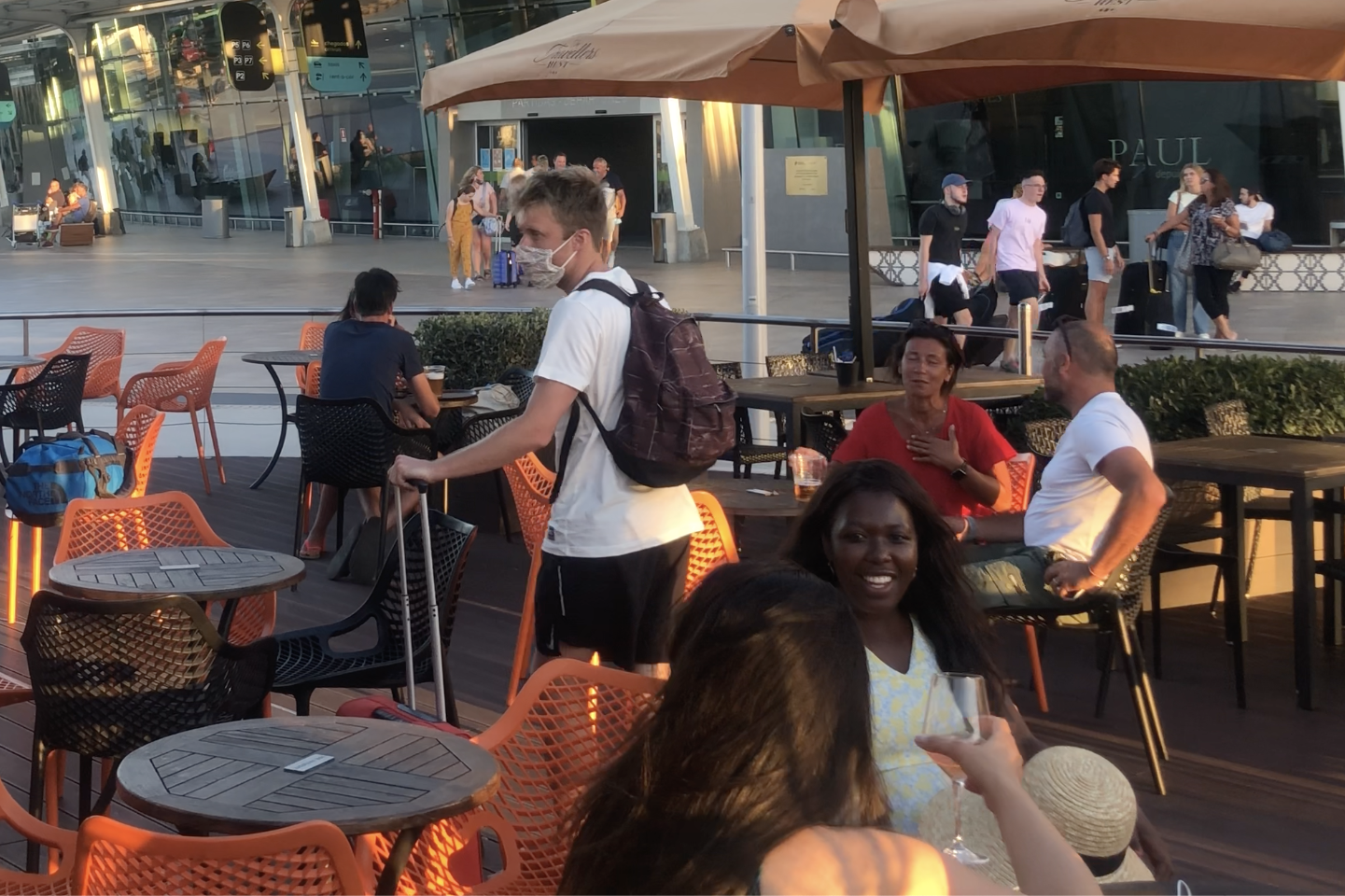 Tiempos másfelices: turistas británicos en el aeropuerto de Faro en Portugal antes del anuncio de la cuarentena