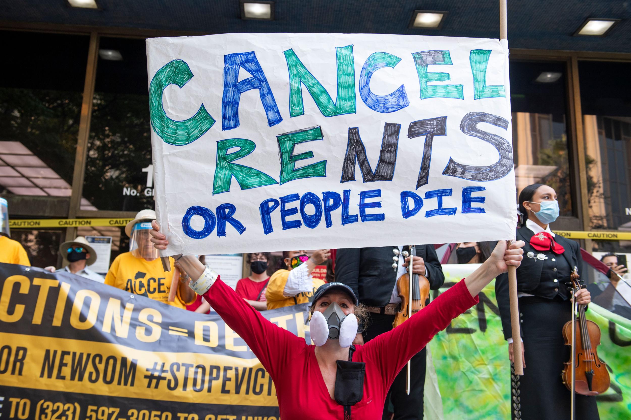 Los manifestantes en Los Ángeles se unen al impulso nacional para 'cancelar el alquiler' y extender las moratorias de desalojo.
